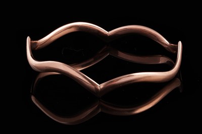 Lot 280 - A 1920s 9ct rose gold cusped bangle