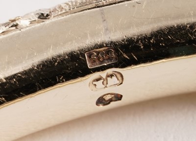Lot 281 - An early 20th Century 14ct gold bangle with engraved violet flowers