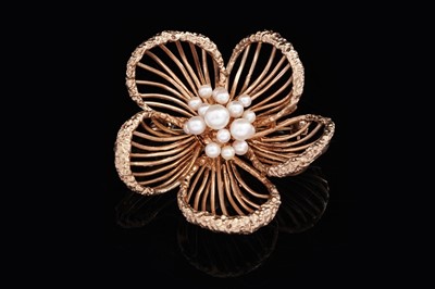 Lot 721 - A pearl set flowerhead pattern 9ct yellow gold brooch