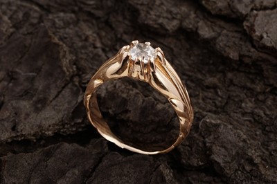 Lot 292 - A single stone diamond ring