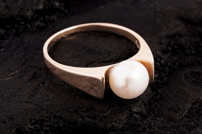 Lot 295 - A mid-20th Century Modern pearl ring