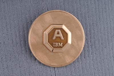 Lot 298 - An IBM 14ct gold brooch