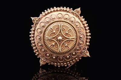 Lot 723 - An Edwardian yellow gold Etruscan revival brooch