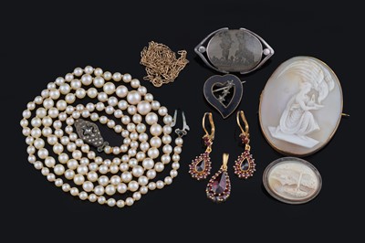 Lot 303 - Victorian and later jewellery, including a cameo brooch depicting Hebe and Zeus