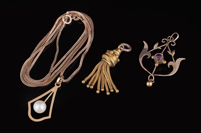 Lot 304 - Edwardian and later pendants