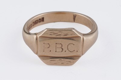 Lot 311 - A 9ct gold signet ring