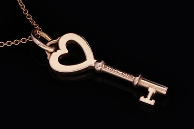 Lot 725 - Tiffany & Co: an 18ct yellow gold key pattern pendant