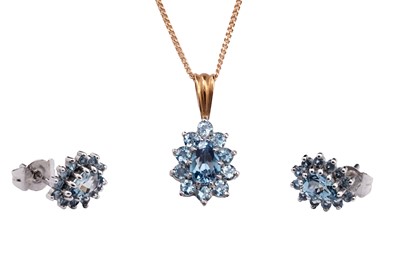 Lot 729 - An aquamarine pendant and earrings