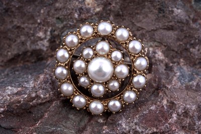 Lot 32 - An Edwardian convertible pearl brooch