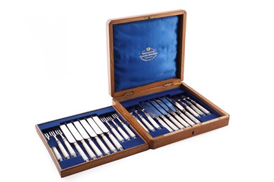 Lot 401 - A set of twelve fruit knives and forks
