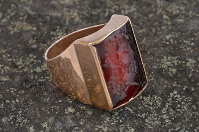 Lot 325 - An intaglio carved signet ring depicting the Greek God Poseidon