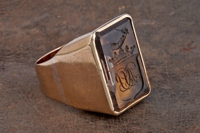 Lot 326 - A smoky quartz signet intaglio carved with an armorial crest