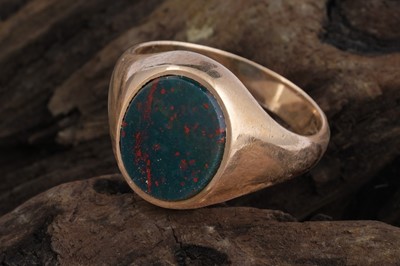 Lot 327 - A Victorian bloodstone signet ring
