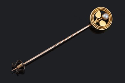 Lot 328 - An Edwardian Arts and Crafts tie pin