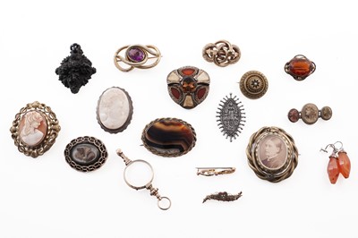 Lot 331 - A selection of Victorian and later jewellery