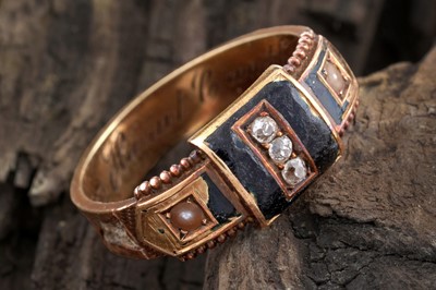 Lot 336 - A Victorian diamond mourning ring