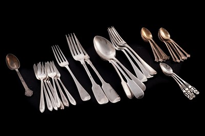 Lot 403 - A selection of silver cutlery