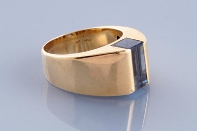 Lot 316 - An 18ct gold and synthetic spinel ring