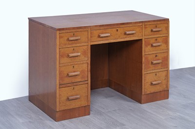 Lot 38 - An early 20th Century Art Deco oak kneehole desk