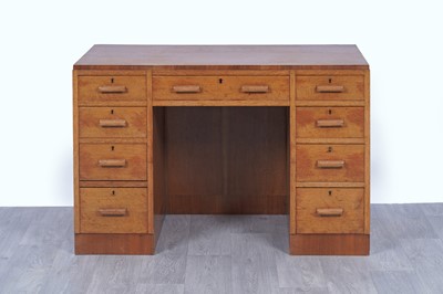 Lot 38 - An early 20th Century Art Deco oak kneehole desk