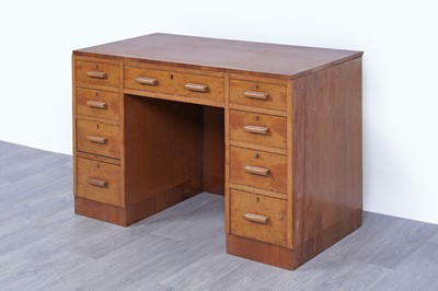Lot 38 - An early 20th Century Art Deco oak kneehole desk