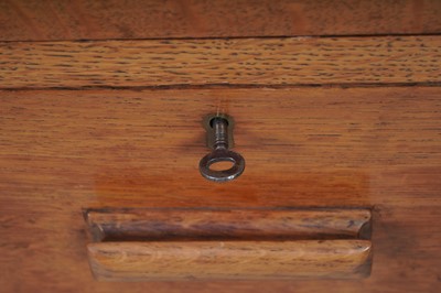 Lot 38 - An early 20th Century Art Deco oak kneehole desk