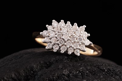 Lot 245 - A modern diamond cluster ring