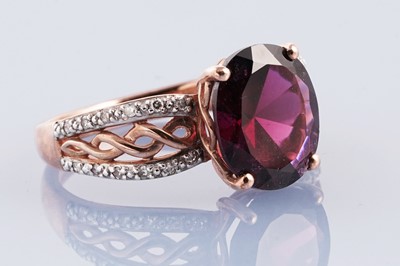 Lot 249 - A garnet and diamond ring