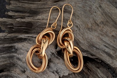 Lot 257 - A contemporary pair of 9ct gold pendant earrings