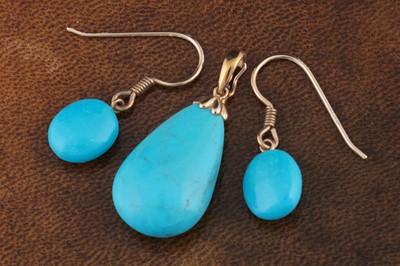 Lot 261 - A modern turquoise pendant and earring set