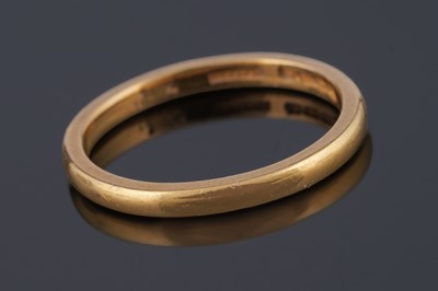 Lot 222 - A 22ct gold wedding band