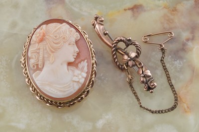 Lot 223 - A mid-20th Century cameo pendant/brooch