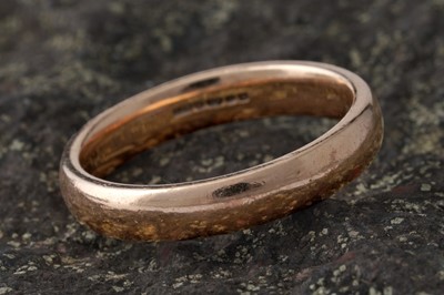 Lot 339 - A 9ct gold wedding band