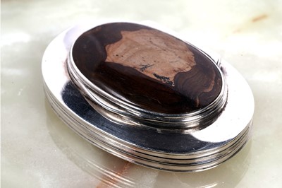 Lot 109 - A George III Irish silver snuff box by James England, Dublin 1810