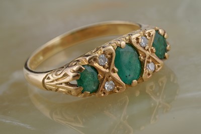 Lot 220 - A Victorian-style emerald and diamond ring