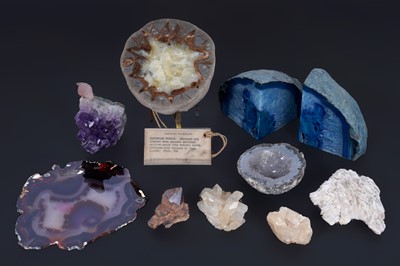 Lot 424 - A collection of rocks and minerals