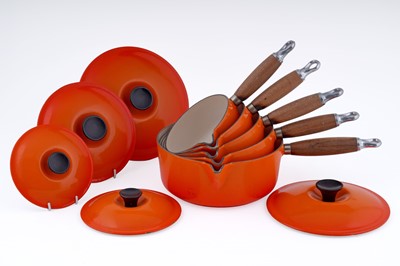 Lot 188 - A graduated set of five Le Creuset pans