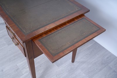Lot 19 - A Georgian-style serpentine-fronted writing desk