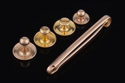 Lot 276 - A 15ct rose gold bar brooch; and four 9ct gold shirt studs