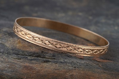 Lot 340 - A 9ct yellow gold bangle