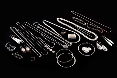 Lot 423 - A selection of silver jewellery