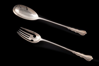 Lot 427 - A pair of 1920s silver salad servers