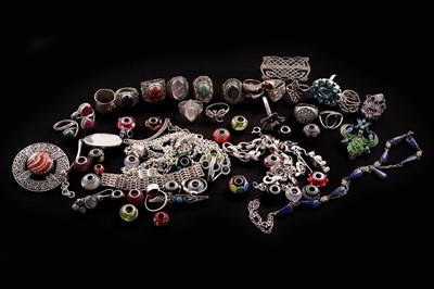 Lot 201 - A selection of silver jewellery