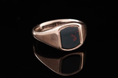 Lot 208 - A bloodstone signet ring