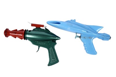 Lot 329 - A Lone Star Stingray diecast cap gun; and a Fairylite Stingray water pistol