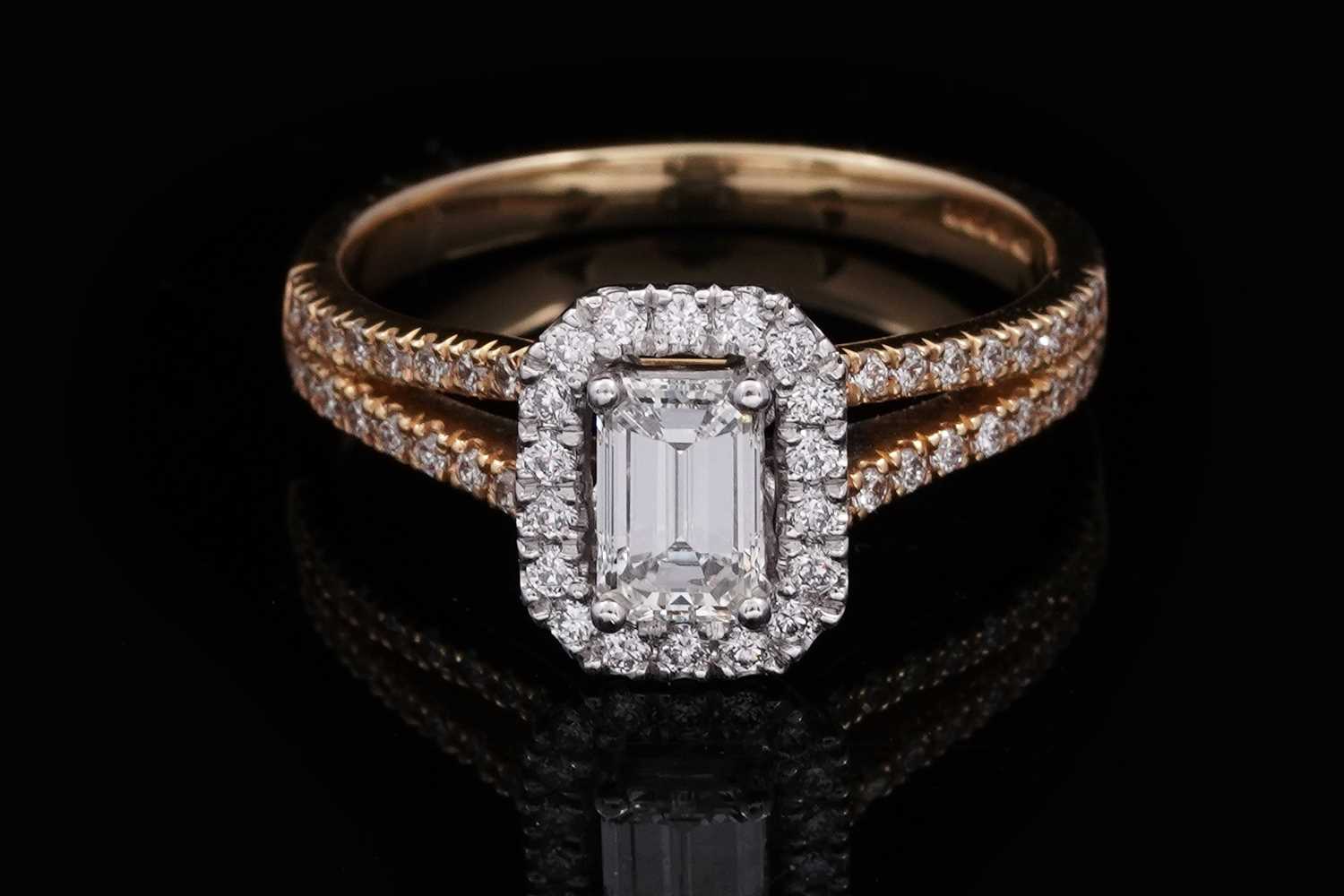 Lot 734 - A diamond cluster ring