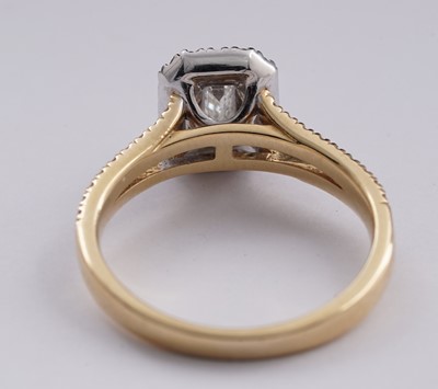 Lot 734 - A diamond cluster ring