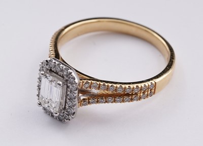 Lot 734 - A diamond cluster ring