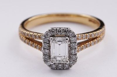 Lot 734 - A diamond cluster ring