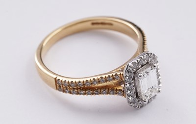 Lot 734 - A diamond cluster ring